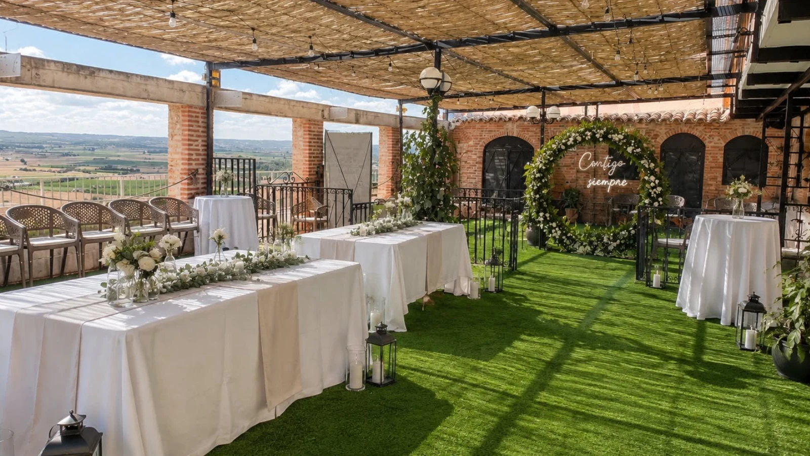 Terraza exterior para celebraciones y eventos en el Hotel Juan II
