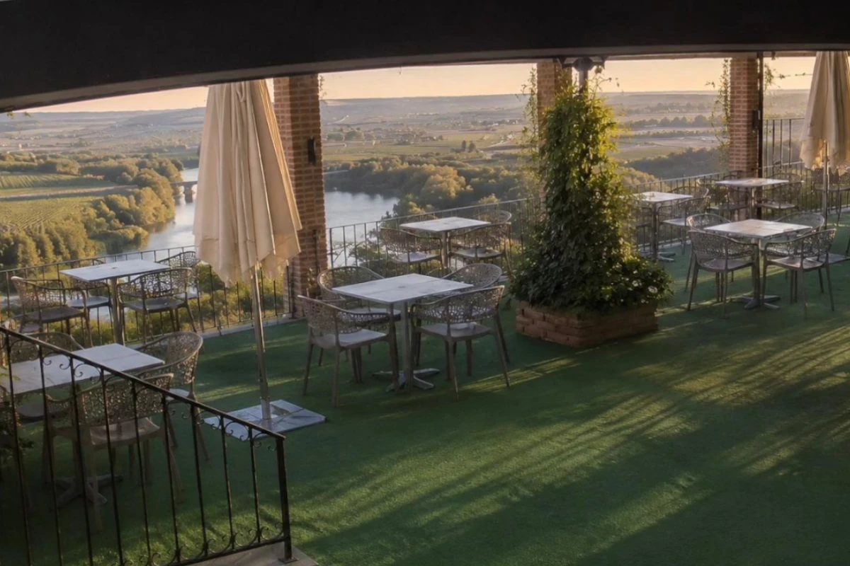 Terraza panorámica de Taberna Malaspina con vistas al meandro del río Duero y la vega de Toro